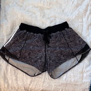LULULEMON HOTTY HOT SHORT 2.5”